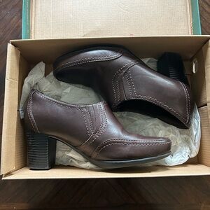 Clarks Women’s Bootie-brown leather